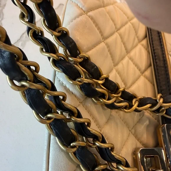 CHANEL Quilted Lambskin White Bag - Picture 16 of 17